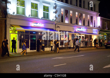 Les gens de la rue et la nuit à Norwich, Royaume-Uni Banque D'Images