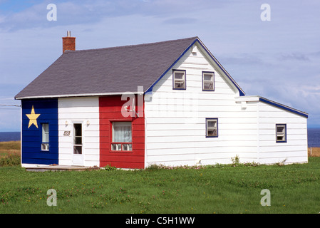 Grande Anse, Nouveau Brunswick, Canada - Maison acadienne peint en bleu, blanc, rouge couleurs de drapeau de l'Acadie Banque D'Images