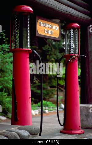 Pompes à essence anciennes sur l'affichage à l'exposition sur les transports dans l'ancienne station d'essence, Mount Rainier National Park, Longmire, Washington, États-Unis Banque D'Images