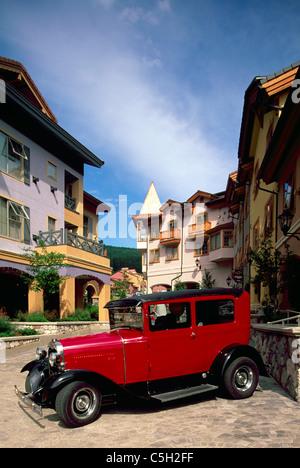 Une voiture Ford modèle T Vintage sur l'affichage à Sun Peaks Resort Village près de Kamloops, BC, British Columbia, Canada Banque D'Images