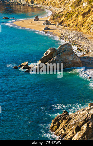 Rochers et plage, Julia Pfeiffer Burns State Park, Big Sur, Californie Banque D'Images