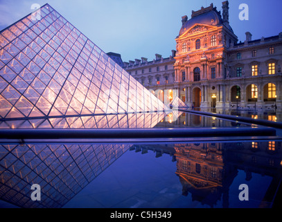 Pyramide du Louvre et nuit à Paris France Banque D'Images