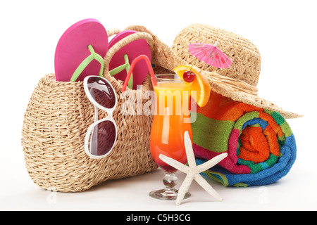 Sac de plage avec serviette, tongs, lunettes de soleil et un verre de cocktail.isolé sur fond blanc. Banque D'Images