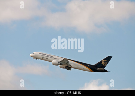 Un-UPS United Parcel Service Boeing 757-24A(PF)() cargo forfait jet décolle de l'Aéroport International de Vancouver. Banque D'Images