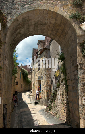 Raide étroit cobble stone lane par arch Limeuil Périgord Aquitaine France Banque D'Images