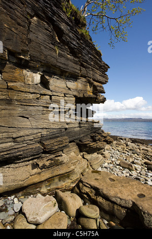 Falaises rocheuses érodées de grès du Jurassique sur les rives du Loch Slapin près d'Elgol, île de Skye, Écosse Banque D'Images