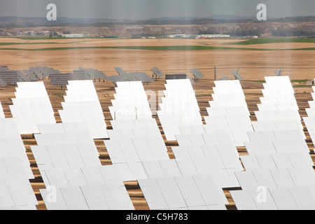 Heliostats, grand soleil pour diriger des miroirs réfléchissant la tour solaire thermique PS20, la seule tour solaire de curre Banque D'Images