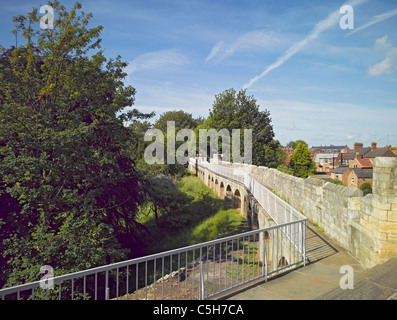 Vue le long des murs de la ville de Robin Hood Tower en été York North Yorkshire Angleterre Royaume-Uni GB Grande-Bretagne Banque D'Images