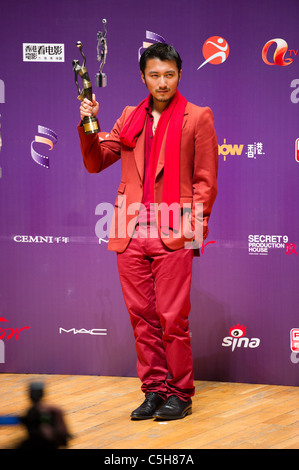 L'acteur Nicholas Tse backstage avec son prix du Meilleur Acteur à la 29e Hong Kong Film Awards, 2010 Banque D'Images