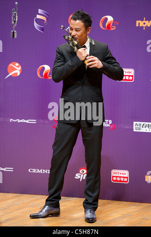 L'acteur Simon Yam célèbre remportant le prix du meilleur acteur à la 29e Hong Kong Film Awards à Hong Kong le 18 avril 2010 Banque D'Images