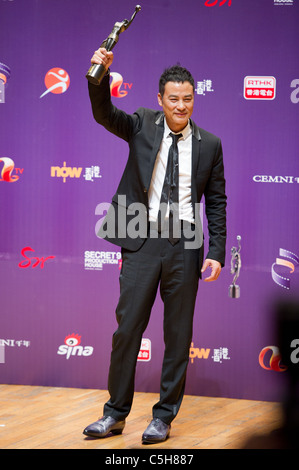L'acteur Simon Yam célèbre remportant le prix du meilleur acteur à la 29e Hong Kong Film Awards à Hong Kong le 18 avril 2010 Banque D'Images