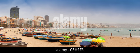 Vue panoramique de la plage de Las Canteras, à Las Palmas de Gran Canaria, sur une chaude journée d'été Banque D'Images