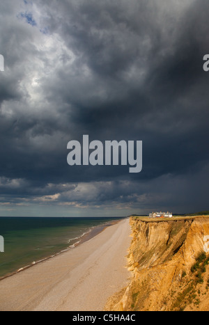 Coastal cottages & Norfolk Weybourne chemin est à l'orage Banque D'Images