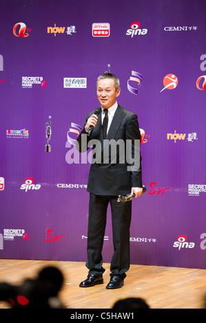 Teddy Chen Directeur pose avec son prix du meilleur réalisateur pour le film 'Gardes du Corps et assassins', 29e Hong Kong Film Awards 2010 Banque D'Images