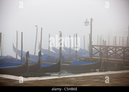 Dans la brume, les gondoles de Venise, Italie Banque D'Images