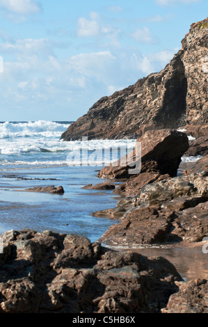 Image d'une plage rocheuse sur la côte nord de Cornwall à Porthtowan. Banque D'Images