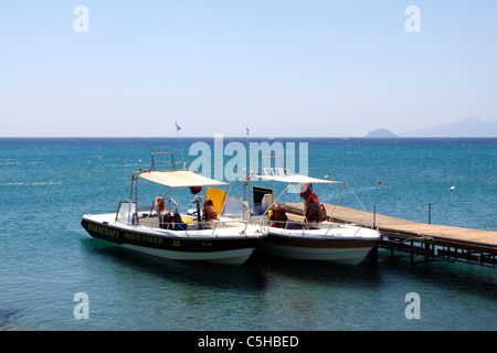 BATEAUX DE LOCATION À LA JOURNÉE AMARRÉS AU PORT DE KARDAMENA SUR L'ÎLE GRECQUE DE KOS. Banque D'Images