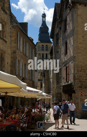 Rue de la liberté avec la tour de la cathédrale de Sarlat-la-Canéda Périgord France Banque D'Images