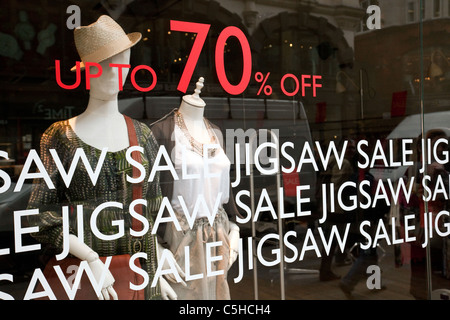70 % off sale sign sur la fenêtre de Jigsaw vêtements storer, Covent Garden, London UK Banque D'Images