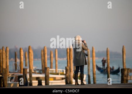 Une femme prend une photo du Grand Canal, Venise, Italie Banque D'Images