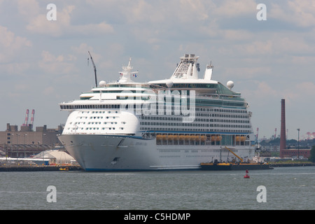 Bateau de croisière Royal Caribbean Explorer of the Seas amarré au port de croisière de Cape Liberty Bayonne, New Jersey. Banque D'Images