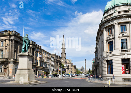 George Street à la direction St Andrew Square avec statue du roi George IV en premier plan, New Town, Edinburgh, Ecosse, Royaume-Uni Banque D'Images