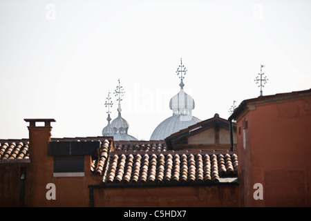 Vue sur les toits pour les dômes de la Basilique St Marc, Venise, Italie Banque D'Images