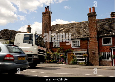 Le village de Cowfold dans West Sussex a des niveaux dangereux de pollution causée par la quantité de trafic qui traverse la route Banque D'Images