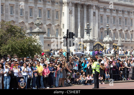 Des foules de touristes à Buckingham Palace juste avant le début de la cérémonie de la relève de la garde Banque D'Images