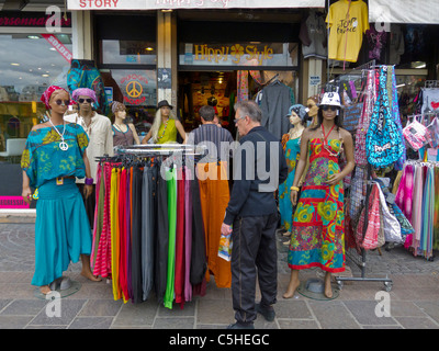 Paris, France, Homme Shopping dans la boutique vintage vêtements robes, vêtements pour femmes, Boutique dans le quartier des Halles, Street Display, parcourir la boutique vintage Banque D'Images