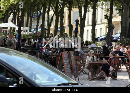 Un déjeuner à l'extérieur manger Diners Paris restaurant à Versailles Banque D'Images