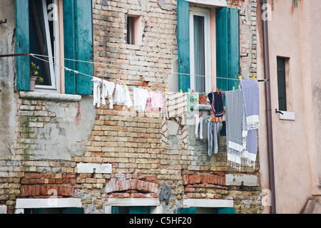 Lave-étendus dehors une maison, Castello, Venise, Italie Banque D'Images