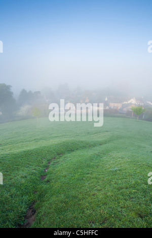 De Burrowbridge Burrow Mump au printemps de la brume. Le Somerset. L'Angleterre. UK. Banque D'Images