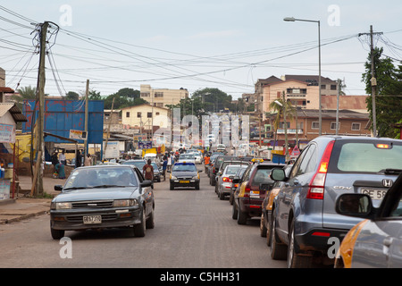 Embouteillage dans une scène de rue encombrée. Accra, Ghana Banque D'Images