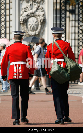 Londres, Angleterre - le 28 juillet 2008 : deux gardes à marcher vers les portes du palais de Buckingham Banque D'Images