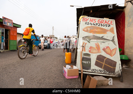 Scène de rue typique avec un signe pour un magasin qui vend du poulet et du poisson. Marché de l'Osu, Accra, Ghana Banque D'Images