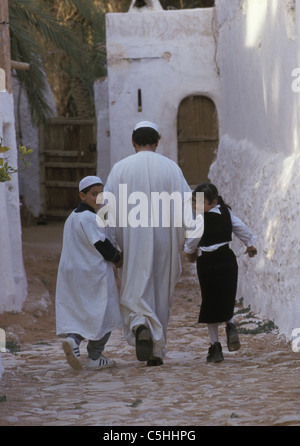 L'Algérie. Ghardaia, dans la vallée du M'Zab. Désert du Sahara. Oasis. L'homme et des enfants dans la rue. Banque D'Images