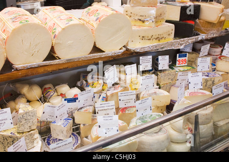 Cheesedisplay in store Banque D'Images