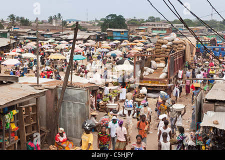 Des sacs de haricots coco en cours de déchargement à partir d'une remorque articulée dans une scène de marché typique. Agbogbloshie Market, Accra, Ghana Banque D'Images