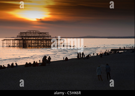 KThe beach à Brighton avec le reste de la jetée Ouest après un incendie qui détruit pratiquement la structure, Sussex, England, UK Banque D'Images