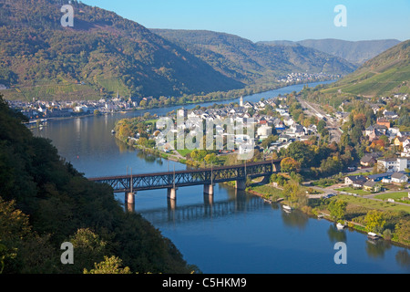 Mosel im Herbst, Blick auf, 156, Zell, liens, Alf, Mittelmosel, Mosel, côté droit, le village Bullay, côté gauche Alf Banque D'Images