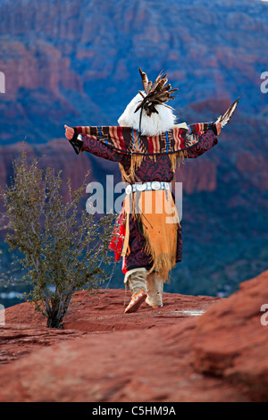 Native American (American Indian) célébrer la cérémonie du lever du soleil au sommet d'une Mesa près de Sedona, Arizona, USA Banque D'Images