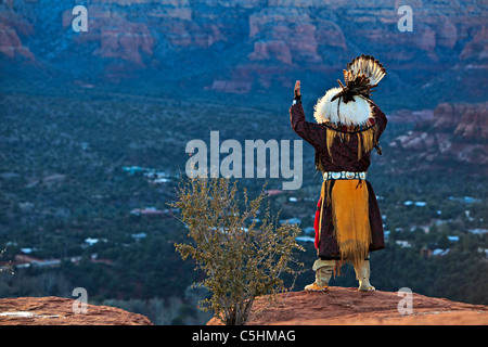 Native American (American Indian) célébrer la cérémonie du lever du soleil au sommet d'une Mesa près de Sedona, Arizona, USA Banque D'Images