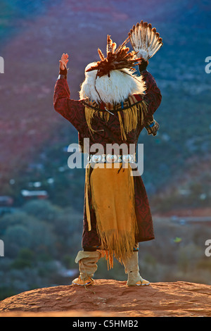 Native American (American Indian) célébrer la cérémonie du lever du soleil au sommet d'une Mesa près de Sedona, Arizona, USA Banque D'Images