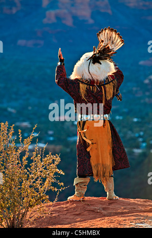 Native American (American Indian) célébrer la cérémonie du lever du soleil au sommet d'une Mesa près de Sedona, Arizona, USA Banque D'Images