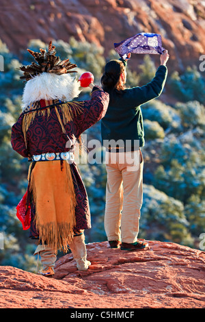 Native American (American Indian) célébrer la cérémonie du lever du soleil au sommet d'une Mesa près de Sedona, Arizona, USA Banque D'Images