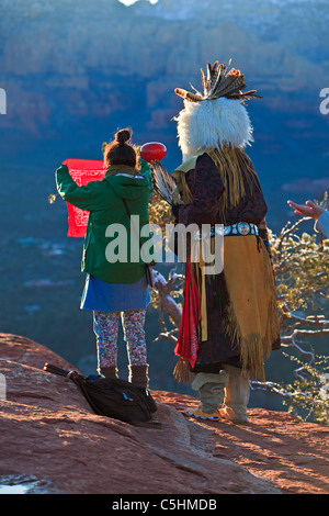 Native American (American Indian) célébrer la cérémonie du lever du soleil au sommet d'une Mesa près de Sedona, Arizona, USA Banque D'Images