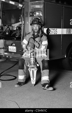 Pompier de l'Occidental Volunteer Fire Department est assis à côté de l'Escouade de sauvetage avec les mâchoires de la vie. Banque D'Images