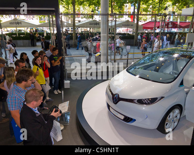 Paris, France, grande foule de gens, salle d'exposition Renault sur l'avenue des champs-Elysées, affichage du marketing des voitures vertes, véhicules électriques, Shopping, vitrines intérieures Banque D'Images