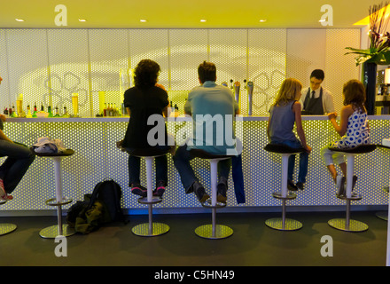 Paris, France, le partage de la famille des boissons au bar à l'intérieur showroom Renault sur les Champs-Elysées, des intérieurs contemporains Banque D'Images